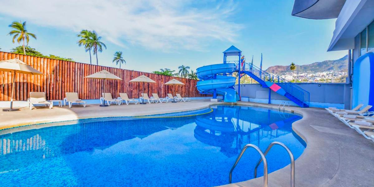 Piscine avec toboggan  Krystal® Beach Acapulco Piscine avec toboggan  Krystal® Beach Acapulco
